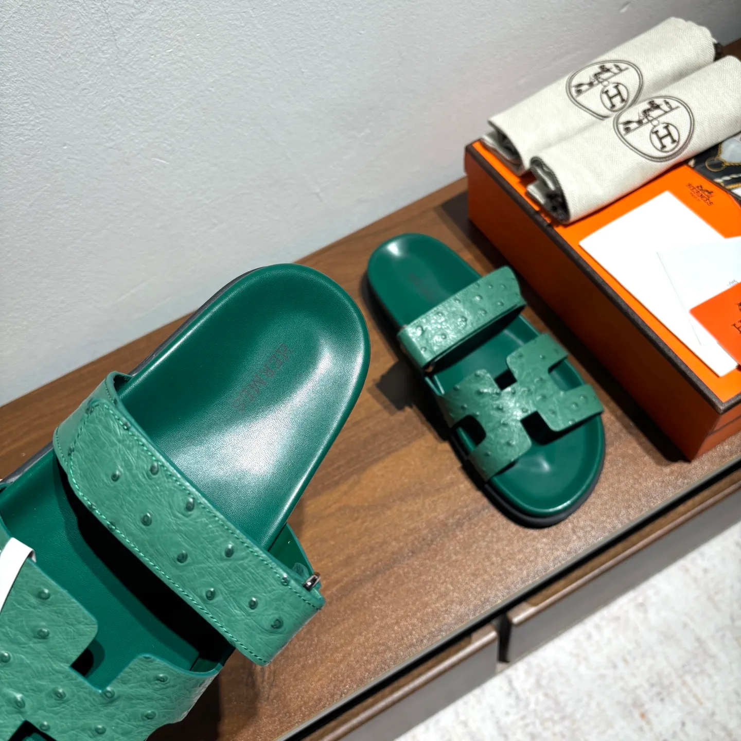 👟👟Ex-factory price 520👟👟 Men's size +10 Brand💗: HERMES Number💗: H8018-210199 Color💗: Ostrich pattern new color system Size 💗: 35 to 40 38-45 Upper material: imported calfskin Outsole material: Tpu anti-slip and wear-resistant outsole 🆕🆕🆕HERMES 2025 latest color matching, original purchased and dismantled, imported custom fabrics. All colors have been adjusted N times, striving to be zero different from the original! The top version for women 💰 Erjie's shoes that have become extremely popular recently - chypre sandals, which are comfortable for all ages and are cute and cute. Paired with various colored socks, it’s so trendy
